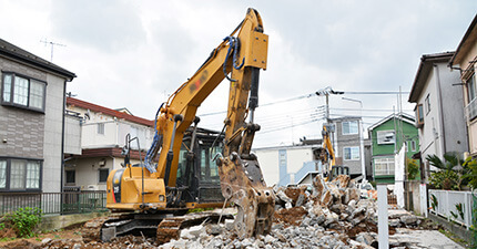 住宅街の中での外装解体の様子