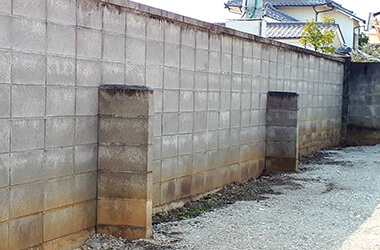 お庭の一部(ブロック塀)の解体前の様子